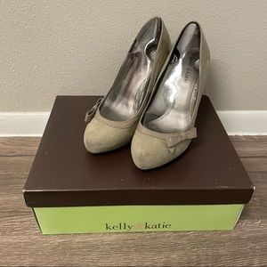 Kelly & Katie Cassandra Mushroom Tan Cream Suede Almond Toe Heels w/ Bows